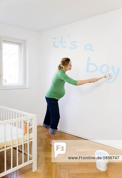 Schwangere Frau Malerei Kinderzimmer