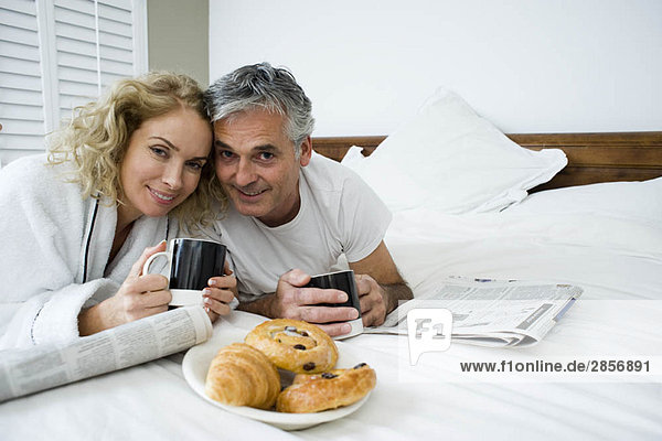 Mann und Frau beim Frühstücken