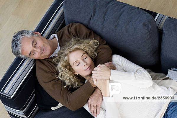 Mann und Frau entspannen auf dem Sofa