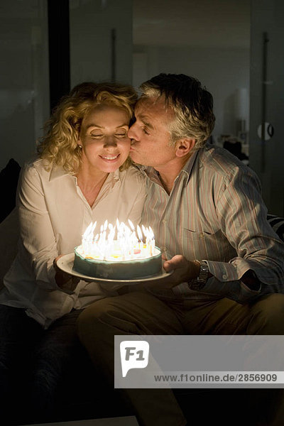 Mann und Frau mit Kuchen