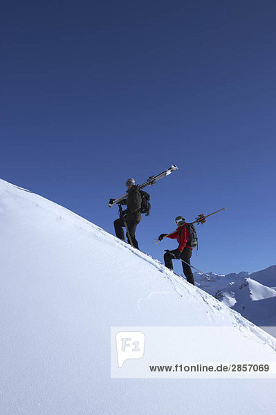 Skifahrer beim Wandern auf der Bergseite