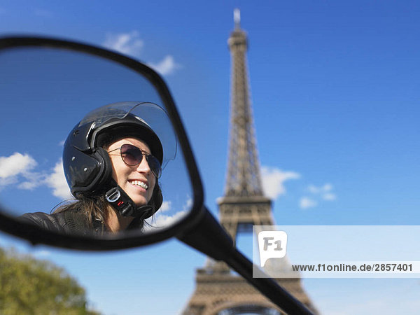 Frau auf Moped in Paris
