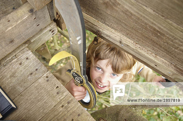 Junge klettert zum Baumhaus