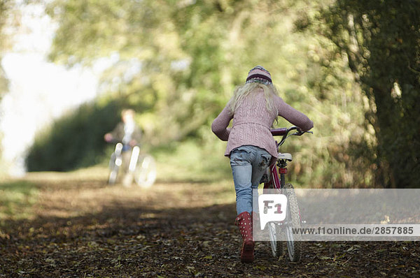 Girl Walking Bike auf dem Landweg