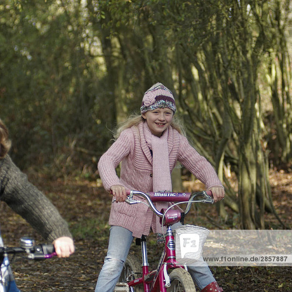 Junge und Mädchen beim Radfahren auf dem Land