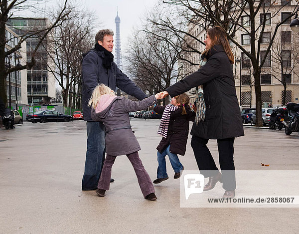 Familientanz am Eiffelturm