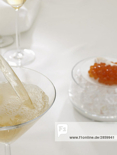 Glas Champagner und Sprossenkaviar  Nahaufnahme