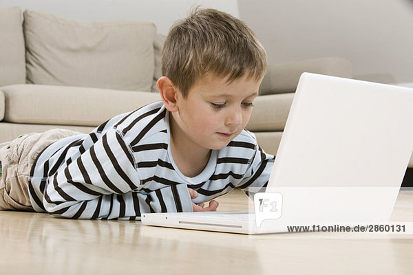 Junge (4-5) mit Laptop