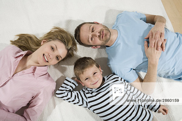 Eltern und Sohn entspannen sich zu Hause  erhöhte Aussicht