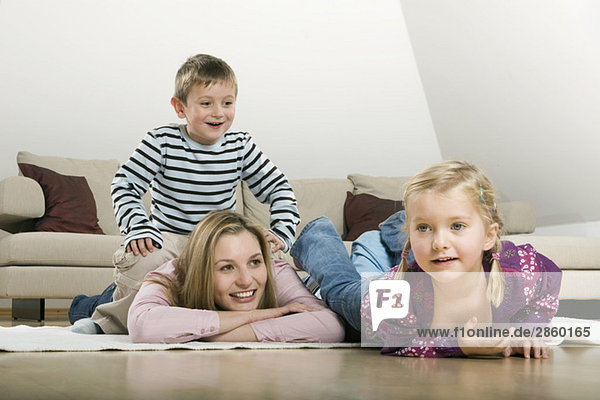 Mutter und Kinder entspannt zu Hause  lächelnd