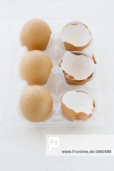 Eier und Eierschalen im Eierkarton  erhöhte Ansicht