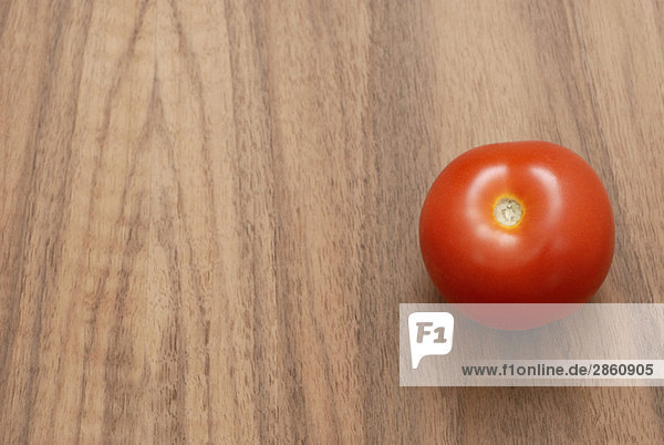 Tomate auf Holztisch  erhöhte Ansicht