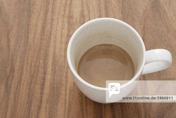 Tasse Kaffee auf Holztisch  erhöhte Ansicht