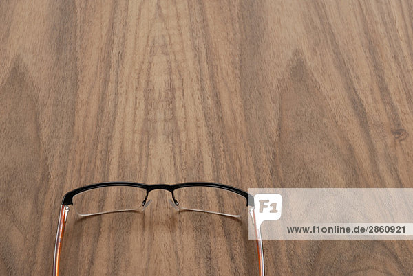 Brille auf Holztisch  erhöhte Ansicht