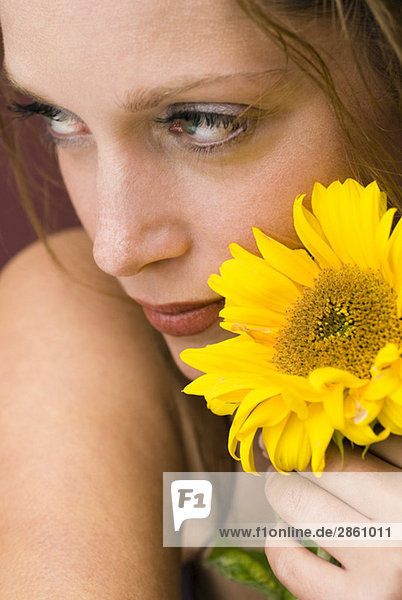 Junge Frau mit Sonnenblume,  Portrait,  Nahaufnahme