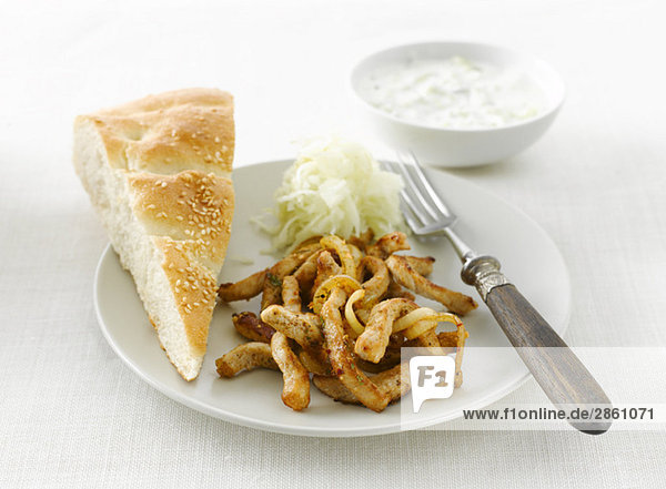 Gyros-Brot und Salat auf Teller