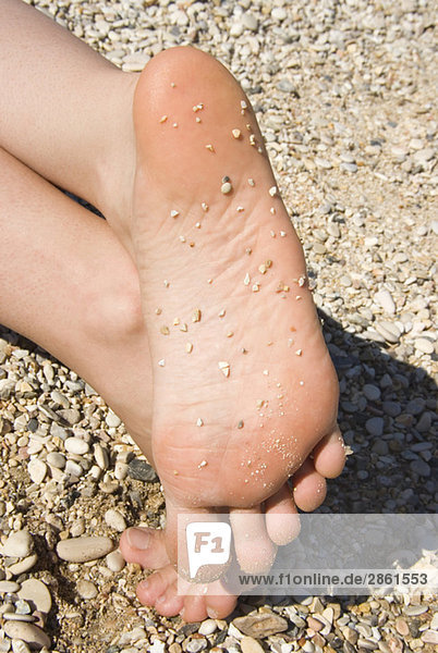 Griechenland  Ithaka  Nackte Füße im Sand  Nahaufnahme