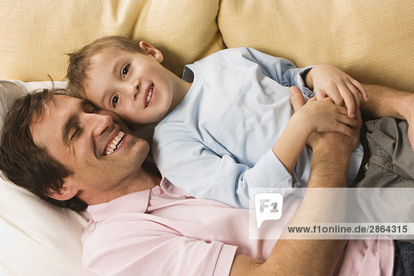 Vater und Sohn (4-5)  Entspannung auf dem Sofa  erhöhte Aussicht