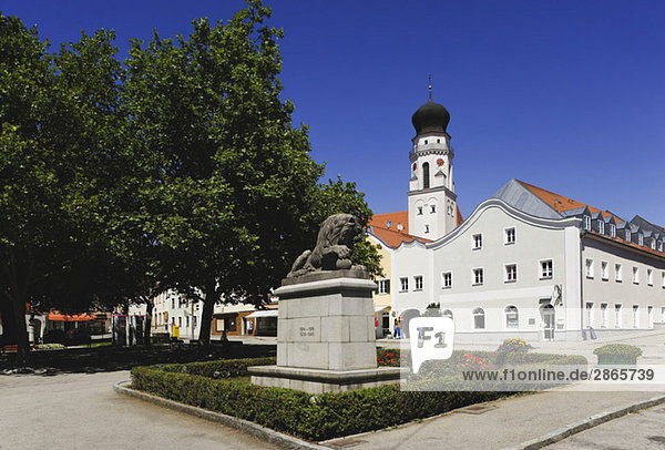 Deutschland  Bayern  Bad Griesbach  Skulptur  Kirche im Hintergrund