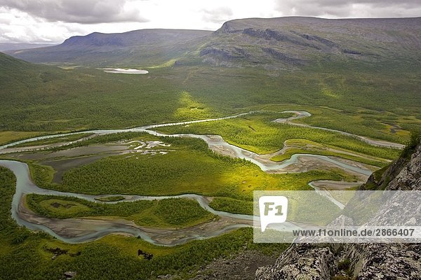 Erhöhte Ansicht des Flusses  Rapadalen  Sarek Nationalpark  Gemeinde Jokkmokk  Provinz Lappland  Schweden