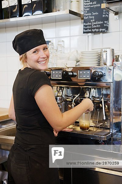 Eine Frau in einem CafÈ Schweden arbeiten.