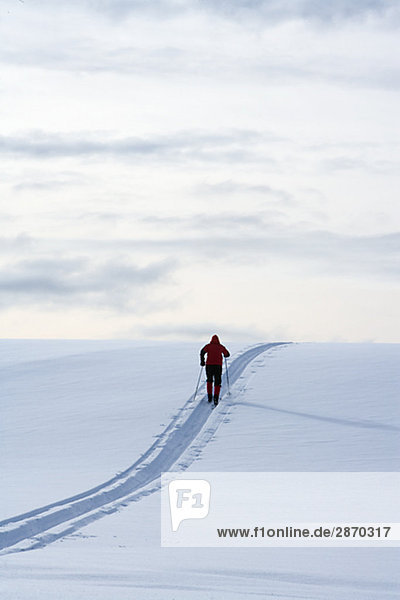 Eine männliche Skifahrer Norrland Schweden.