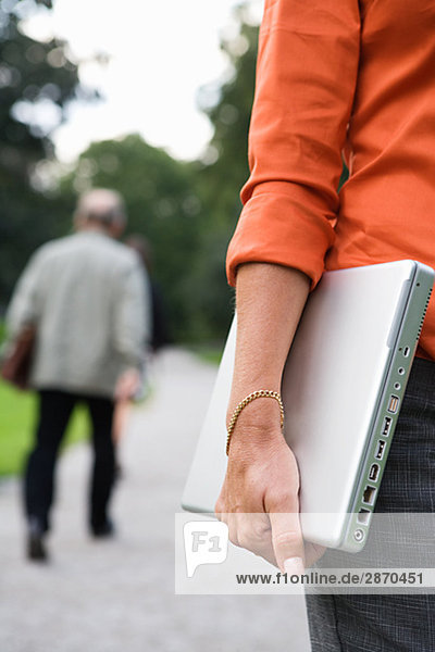 Eine Frau in einem Park mit einen Laptop Stockholm Schweden.