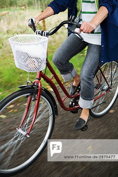 Eine Frau im Park Schweden Radfahren.