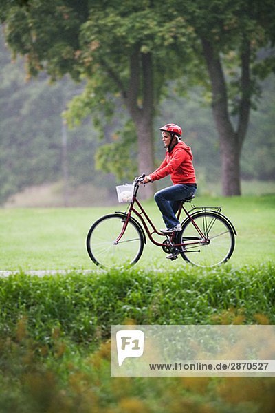 Weibliche Radfahrer in einem Park Stockholm Schweden.