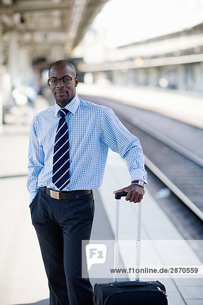 Ein Geschäftsmann mit einer Tasche am Bahnhof Stockholm Schweden.