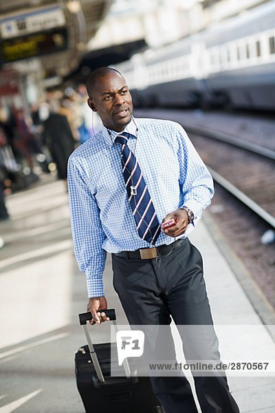 Ein Geschäftsmann mit einer Tasche am Bahnhof Stockholm Schweden.