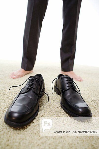 Ein Mann und leere Schuhe.