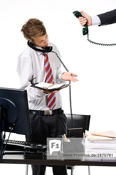 Ein Teenager als Geschäftsmann im Büro.