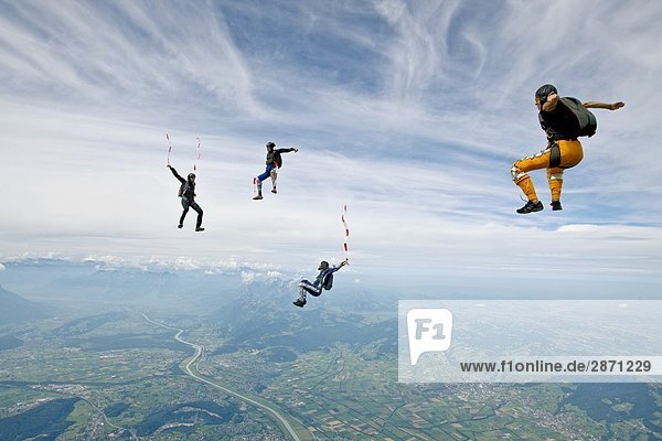 Vier Fallschirmspringer im freien Fall  Schweiz
