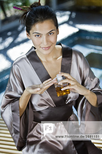 Frau mit einer Flasche Aromatherapieöl