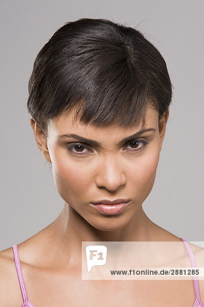 Porträt einer Frau mit Stirnrunzeln