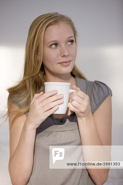 Frau mit einer Tasse Kaffee