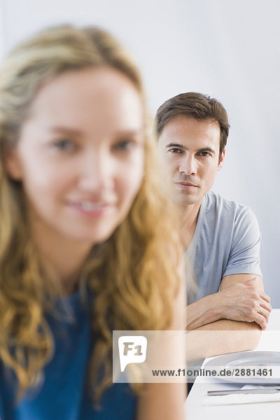 Porträt eines Mannes und einer Frau am Esstisch