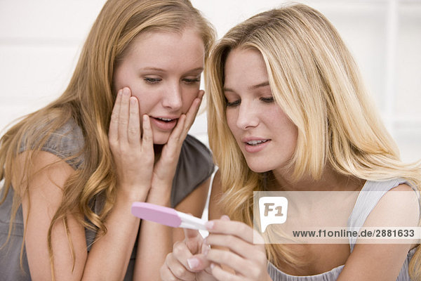 Zwei Frauen auf der Suche nach einem Schwangerschaftstest-Stick