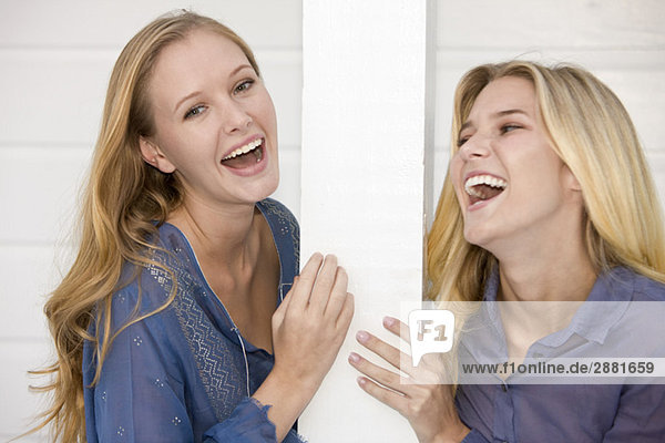 Zwei Frauen  die lachen.