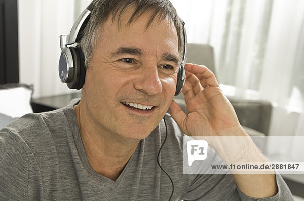 Mann hört Musik mit Kopfhörern