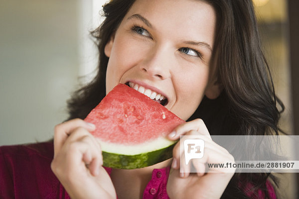 Frau beim Essen einer Wassermelonenscheibe
