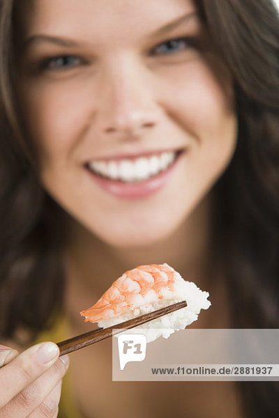 Frau isst Sushi