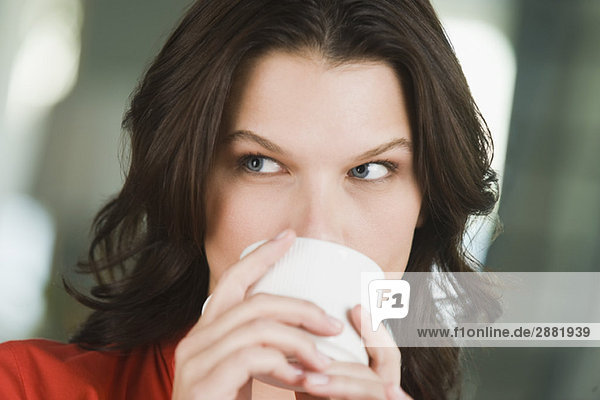 Nahaufnahme einer Frau beim Tee trinken