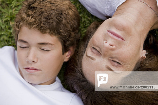 Frau mit ihrem Enkel schlafend im Garten