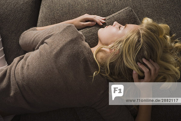 Nahaufnahme einer Frau beim Schlafen auf der Couch