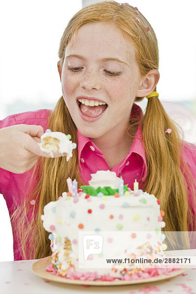 Mädchen essen Geburtstagstorte