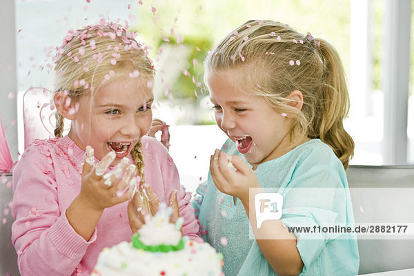 Zwei Mädchen bei einer Geburtstagsparty
