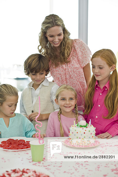 Mädchen feiert ihren Geburtstag mit ihren Freunden