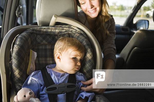 Frau mit ihrem Sohn im Auto